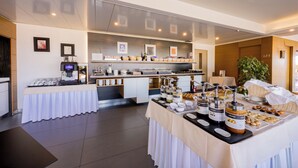 A buffet setup with various food items and a coffee machine. - Hotel Viareggio (Viareggio)