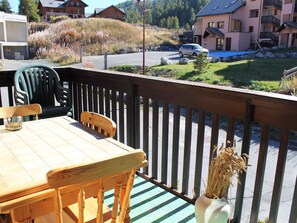 Outdoor dining - Cozy 2-Bedroom Apartment in Vars Les Claux, 100m from Slopes and Shops (Vars)