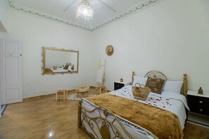 Basic Double Room | Egyptian cotton sheets, premium bedding, down comforters - Riad Nicedina (Marrakech)