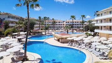 3 piscinas al aire libre, sombrillas, tumbonas