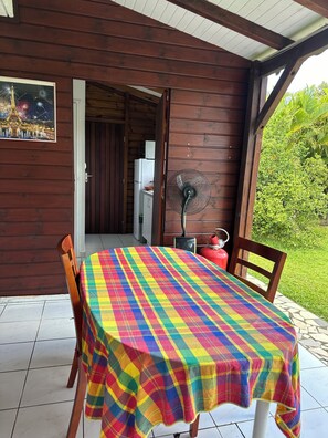 Outdoor dining - Appart Bellissima Calme Paisible Entouré de Verdure (Baie-Mahault)