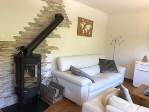 Televisie, een open haard, videospelletjes en een tafeltennistafel