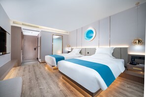 Habitación Business con 1 cama doble o 2 individuales, 2 camas dobles | Cortinas opacas, tabla de planchar con plancha, wifi gratis