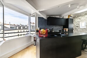Fridge, oven, stovetop, dishwasher - Montparnasse Medley, by Veeve (Paris)