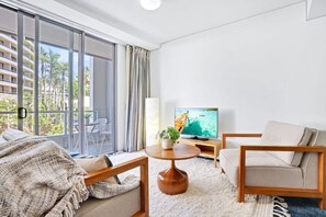 Smart TV - 219 Harbour Lights| Waterfront Escape in Cairns | Pool + Balcony (Cairns City)