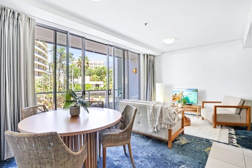 219 Harbour Lights| Waterfront Escape in Cairns | Pool + Balcony