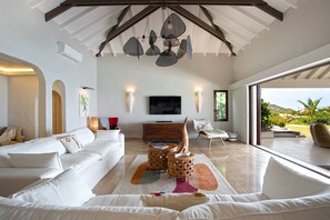 Smart-TV, stereoanlegg og kontorer