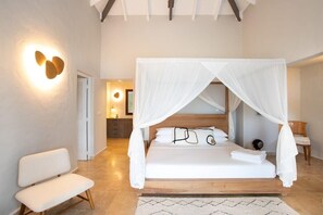 3 bedrooms, desk, iron/ironing board, travel crib