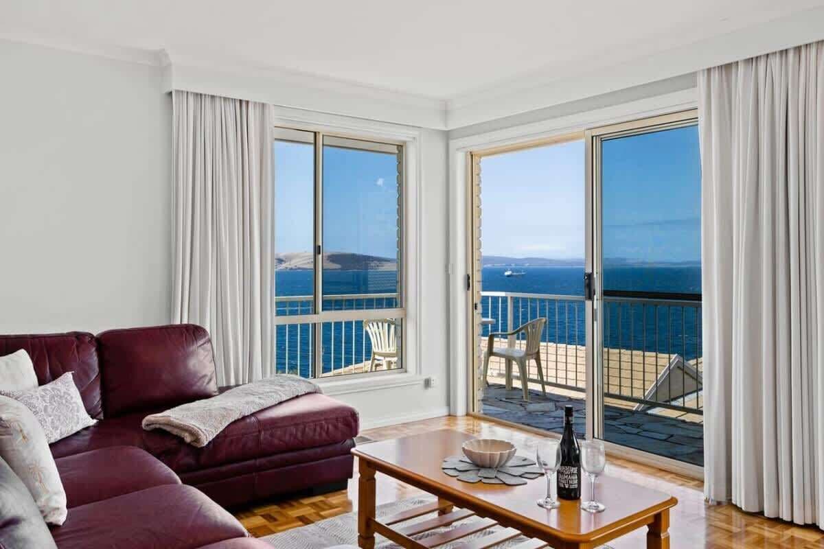 Télévision, lecteur de DVD, espaces bureaux