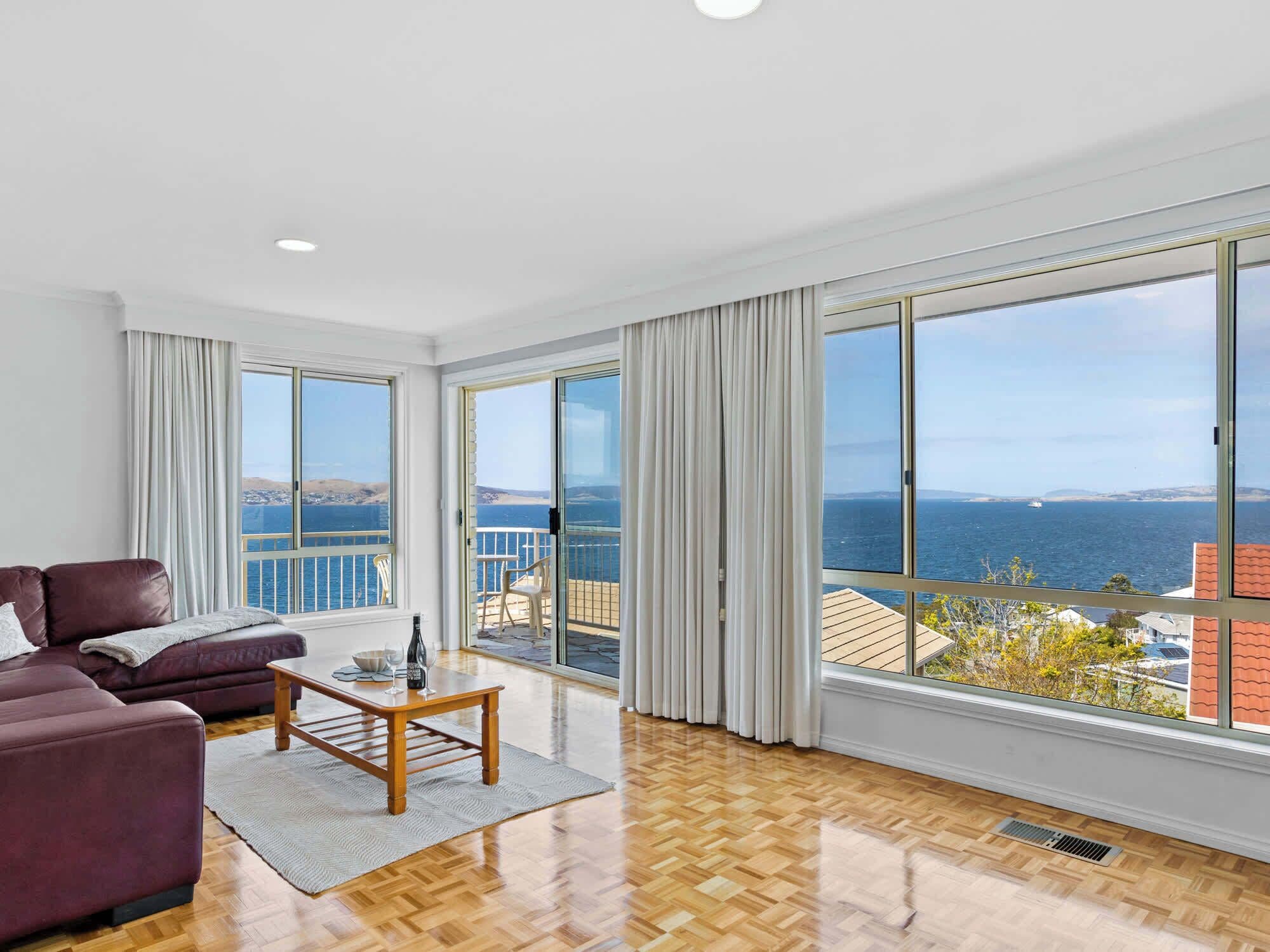 Télévision, lecteur de DVD, espaces bureaux