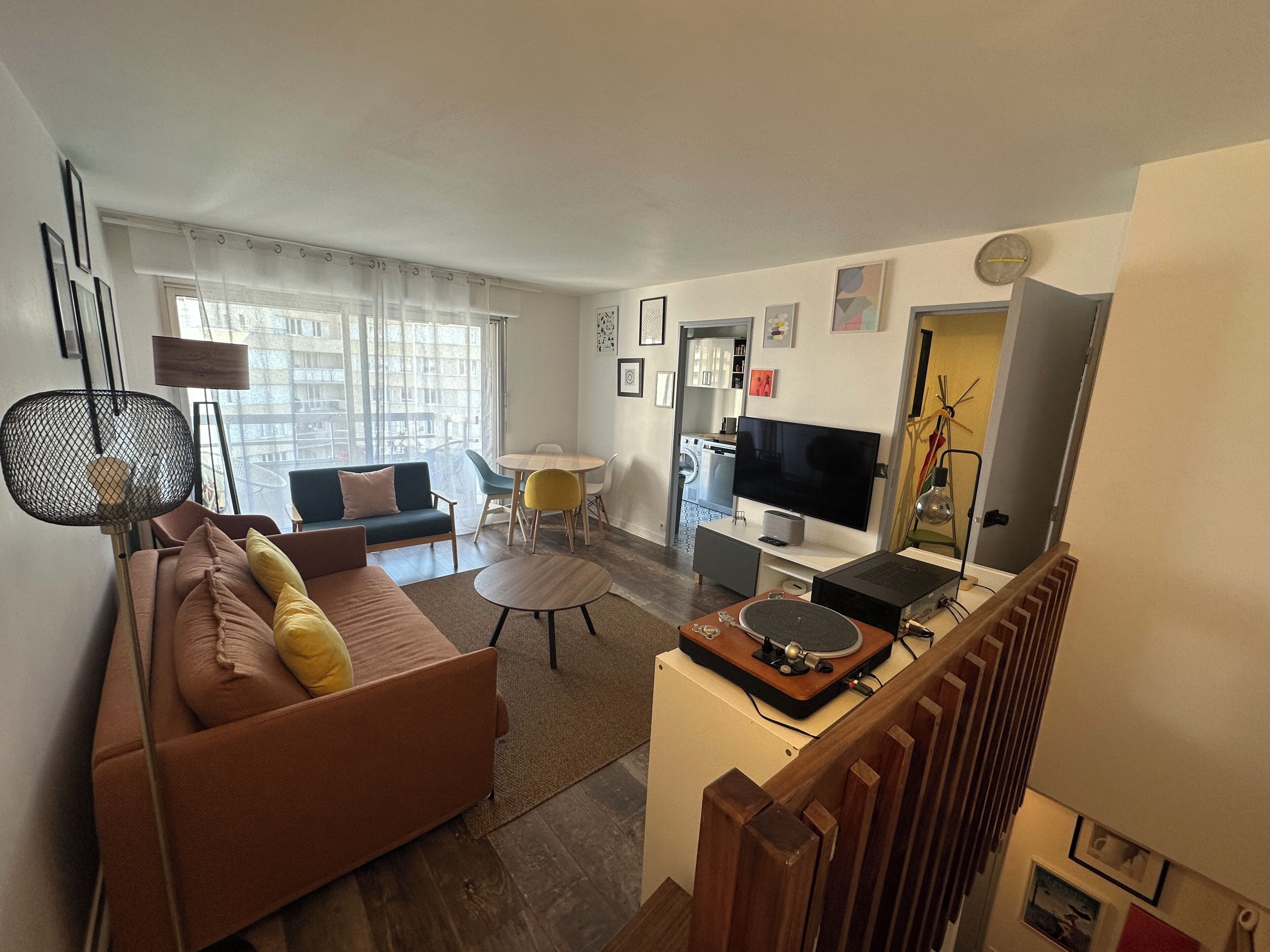 TV connectée, livres, chaîne hi-fi