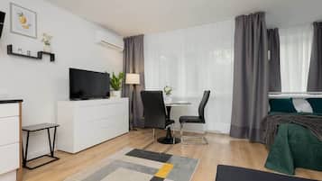 Iron/ironing board, WiFi, bed sheets