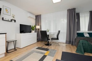 Iron/ironing board, WiFi, bed sheets