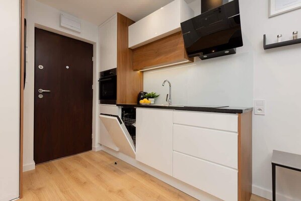 Fridge, oven, stovetop, dishwasher