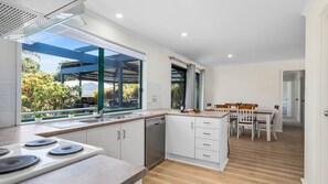 Microwave, oven, stovetop, dishwasher - Deja Blue - 4 La Ronde (Carrickalinga)