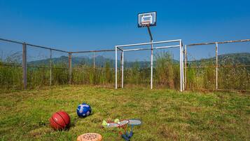 Lasten leikkialue ulkona