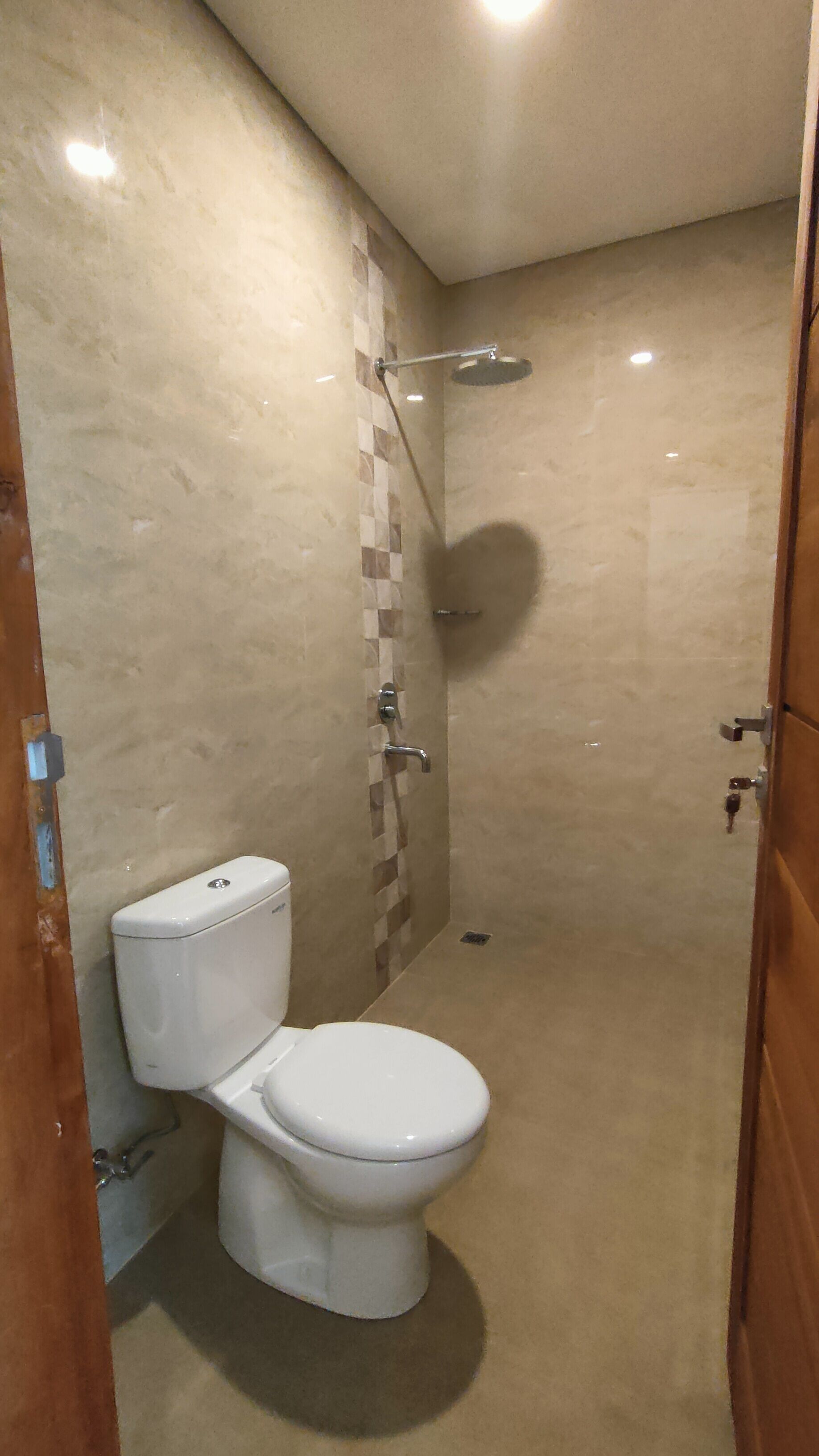 Chambre Deluxe | Salle de bain | Douche, savon, shampoing, papier toilette