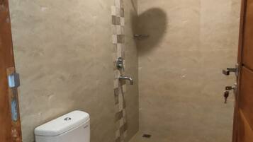 Chambre Deluxe | Salle de bain | Douche, savon, shampoing, papier toilette