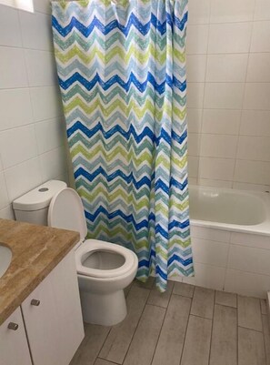 Shower, towels, soap, toilet paper - Departamento con Amplio Balcón a Metros de la Playa (La Serena)