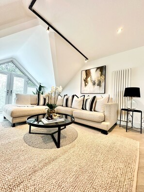 TV, offices - Gated 2 Bedroomed Apt By Hospital (Merseyside)