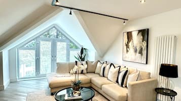 Una televisión, una oficina