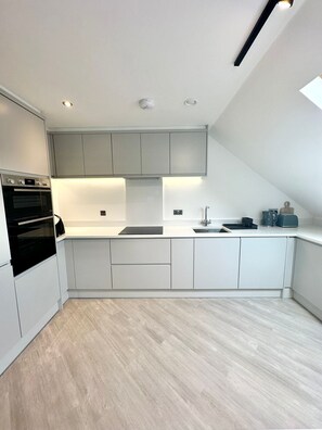 Kühlschrank, Ofen, Herdplatte, Geschirrspüler