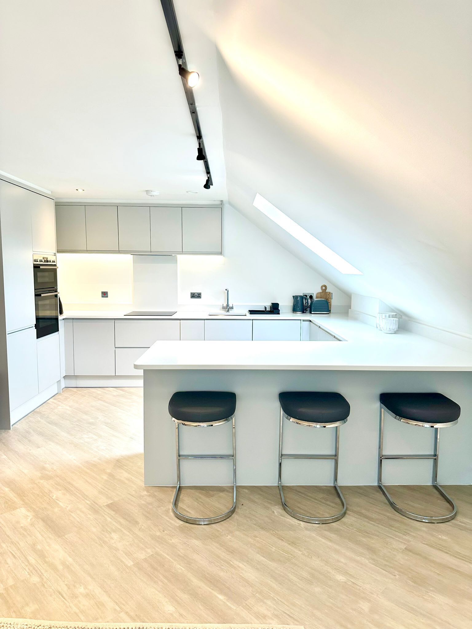 Een koelkast, een oven, een kookplaat, een vaatwasser