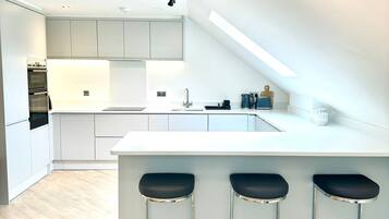 Een koelkast, een oven, een kookplaat, een vaatwasser