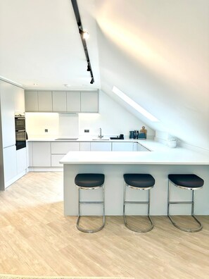 Fridge, oven, stovetop, dishwasher