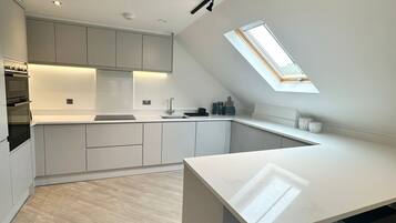 Fridge, oven, stovetop, dishwasher