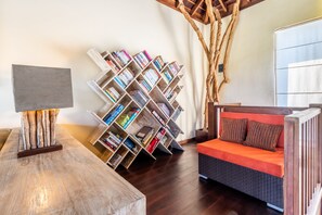 42-inch flat-screen TV with cable channels, DVD player - Pristine Villa Yuyu Balian  (Selemadeg)
