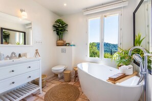 Bañera, secador de pelo, toallas