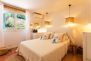 5 habitaciones, tabla de planchar con plancha, wifi y ropa de cama 