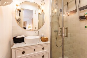 Bathtub, hair dryer, towels - VILLA DES PARFUMS VI4382 By RIVIERA HOLIDAY HOMES (Tourrettes-sur-Loup)