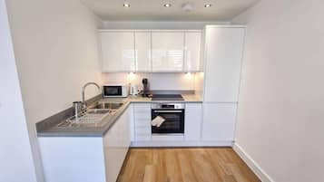 Geladeira, micro-ondas, fogão, cooktop