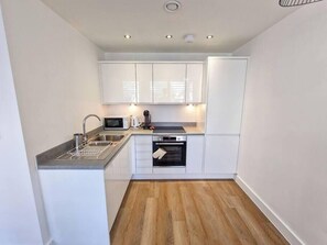 Réfrigérateur, four à micro-ondes, un four, surface de cuisson