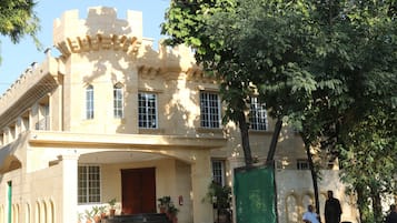 Vista frontal de la propiedad