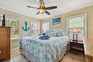 4 bedrooms, WiFi, bed sheets - Clearwater Beach Cottages 13&15H / Steps to Beach | Beach Gear Included! (Beachside Cottages)