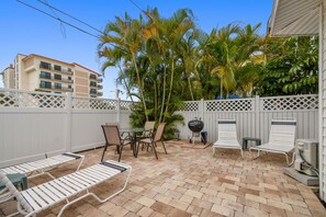 Outdoor dining - Clearwater Beach Cottages 15 A & B Combo Steps to Beach | Beach Gear Included! (Beachside Cottages)