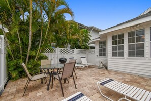 Outdoor dining - Clearwater Beach Cottages 15 A & B Combo Steps to Beach | Beach Gear Included! (Beachside Cottages)