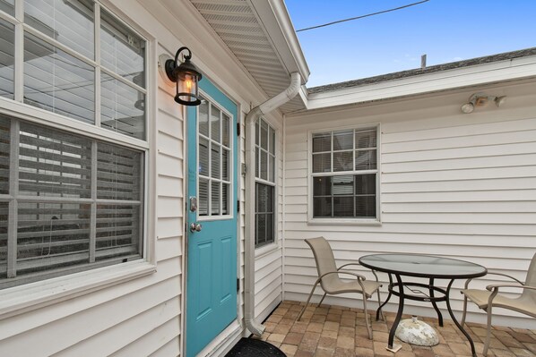 Outdoor dining - Clearwater Beach Cottages 15 A & B Combo Steps to Beach | Beach Gear Included! (Beachside Cottages)