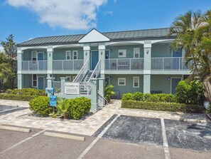 Un hôtel à plusieurs étages doté d’une piscine, d’un port de plaisance et d’un ponton de pêche.