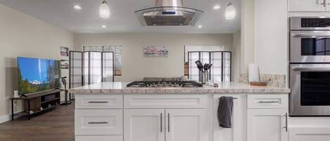 Refrigerador, microondas, horno y parrilla de estufa