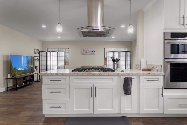 Refrigerador, microondas, horno y parrilla de estufa 