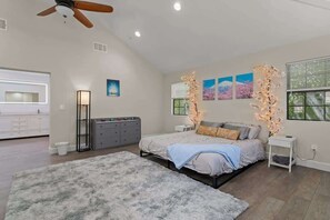 3 bedrooms, iron/ironing board, travel crib, WiFi - Spacious Elegance in the Hills (Burbank)