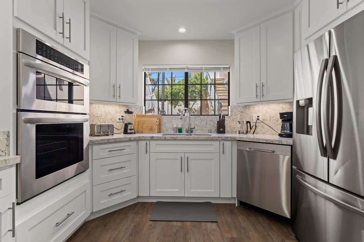 Kjøleskap, mikrobølgeovn, ovn og kokeplater