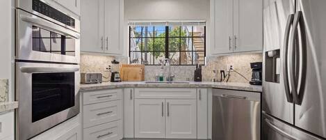 Frigorífic, microones, forn i placa de cuina