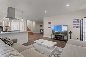 TV, fireplace, offices - Spacious Elegance in the Hills (Burbank)