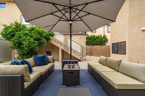 Terrace/patio - Spacious Elegance in the Hills (Burbank)