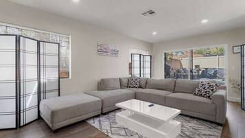 Televisión, chimenea y oficina